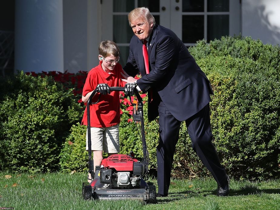 چمن‌زنی ترامپ و پسر یازده ساله در کاخ سفید