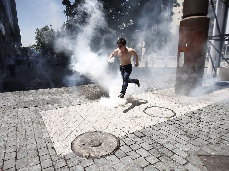 پرتاب گاز اشک‌آور در تظاهرات سانتیاگو، شیلی