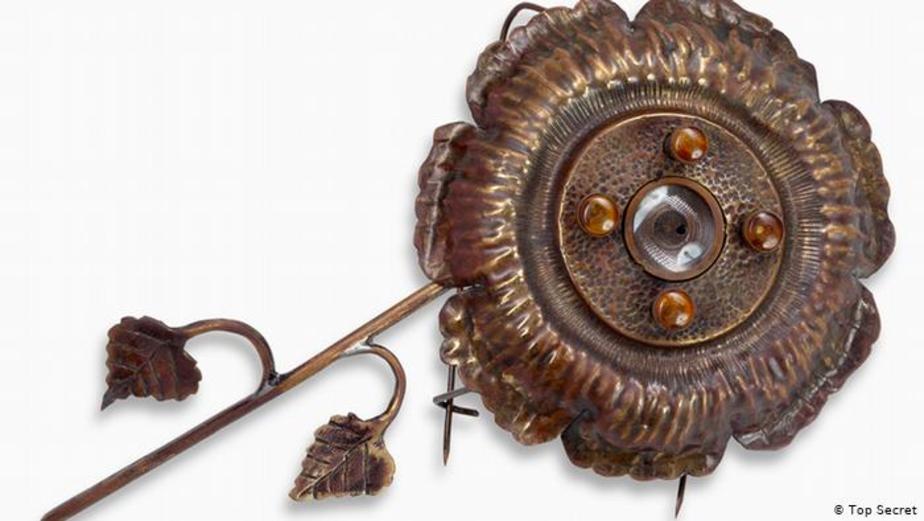 دوربین‌ مخفی در سنجاق سینه 